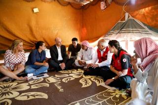 難民キャンプのテントで座談する大統領たち
