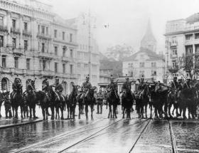 Polícia montada em Zurique. Foto de 1918