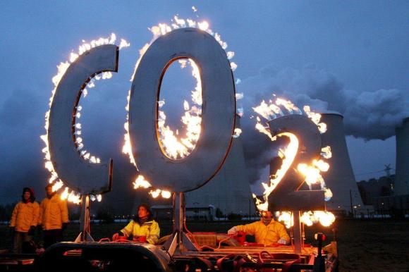 Inscripción CO2 envuelta en llamas