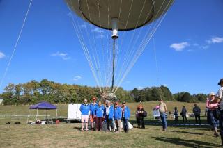 日本の初代気球パイロット、スイスの空に挑む - SWI swissinfo.ch