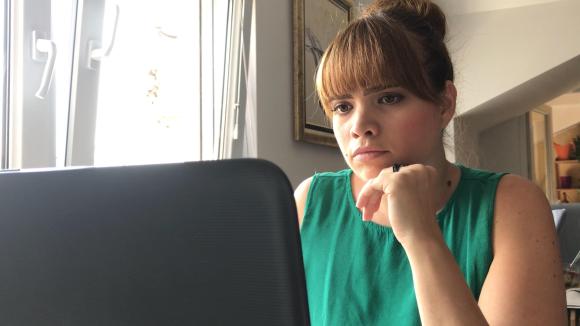 Erna Šoševic devant son ordinateur