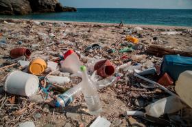 Poluição de plástico na praia de Charakes na ilha grega de Evia