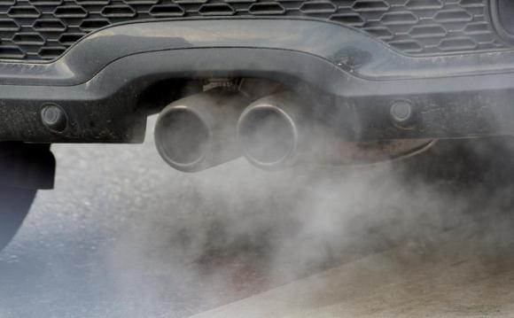 Gas di scarico emessi da un auto ferma
