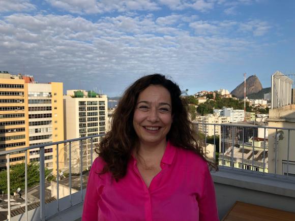 Mulher sorrindo para a câmera