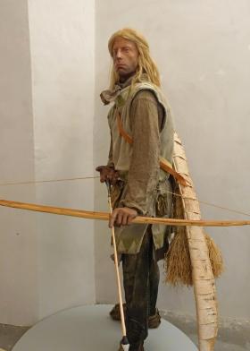 新石器時代の洋服を着た狩人の像