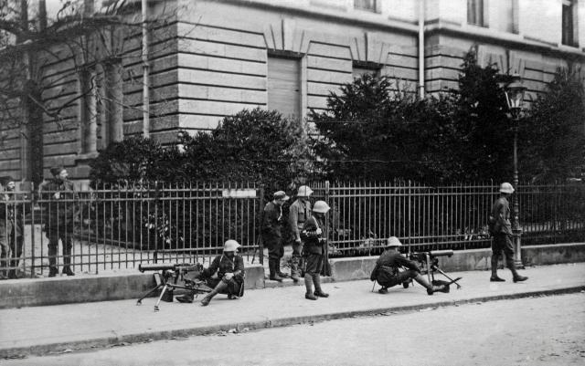 Amqgxgr6itliwm https www swissinfo ch eng 1918 general strike capitulation before revolution 44500640