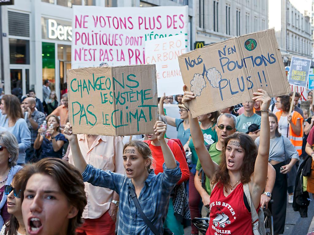 Des milliers de manifestants à Genève exigent des changements - SWI ...