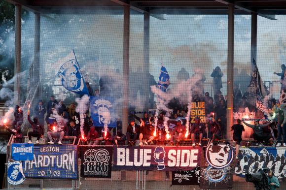 Supporters of Grasshoppers Zurich light smoke flares.