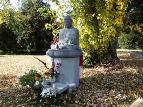 Statue de Bouddha au milieu du cimetière