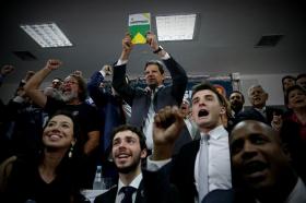 Fernando Haddad segura a Constituição do Brasil em evento com juristas