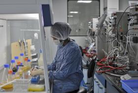 una donnal lavora in laboratorio.