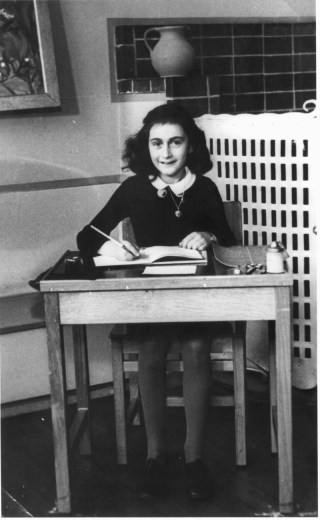 Ana Frank sentada en su escritorio en 1940