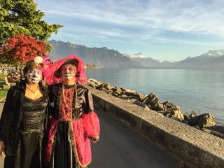 Dos mujeres disfrazadas a orillas del lago
