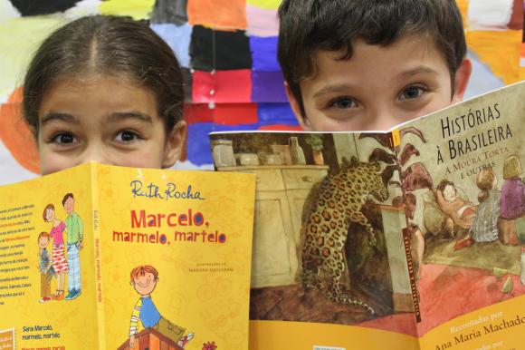 Crianças lendo livros em português