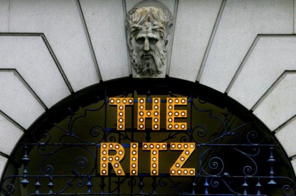 надпись Ritz на входе в отель