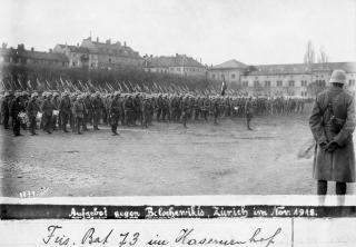 チューリヒ市中心部にある営舎前の芝生で行進する歩兵隊
