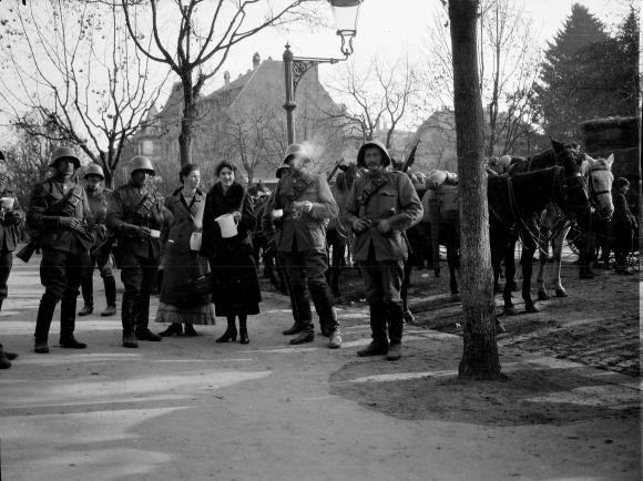 En Zúrich, mujeres socialistas hablan con los soldados para tratar de evitar que disparen. 