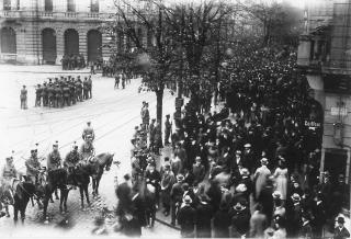 チューリヒのパラデ広場で対峙する騎兵隊と正装した労働者たち