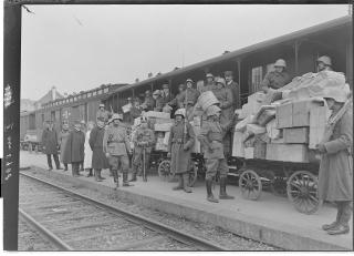 列車に郵便小包や手紙を積み込む作業を警備する兵士