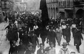 Participación femenina en manifestación en Berna en 1915.