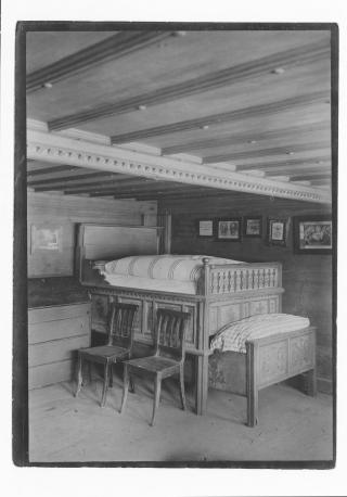Schlafzimmer mit Bett in einem alten Bauernhaus
