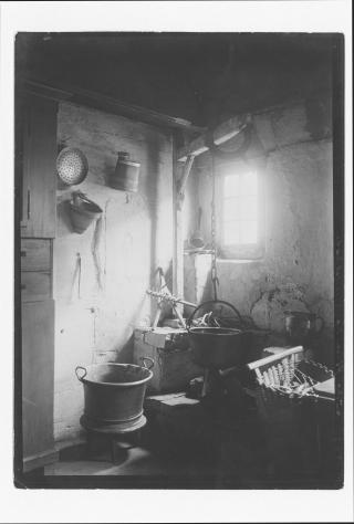 interior da cozinha de uma casa de fazenda antiga