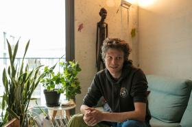 Ein junger Mann sitzt auf dem Sofa