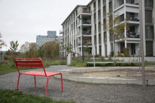 Spielplatz mit roter Sitzbank