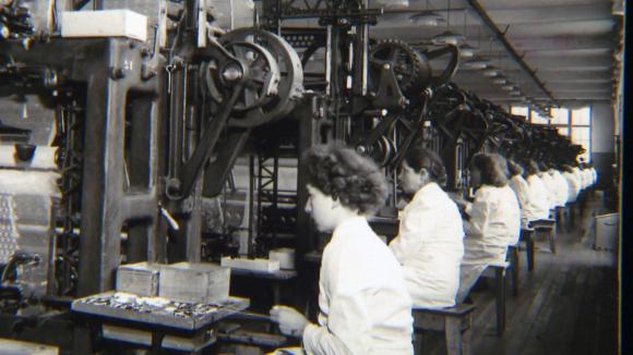 Historische Fotografie von Arbeiterinnen in Fabrikhalle