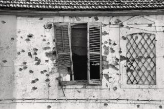 Fachada de una casa tiroteada en Chypre, 1974