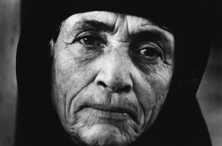 Close up de una mujer mayor griega
