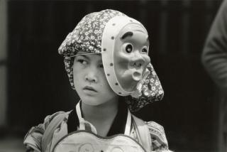 Niño japonés con máscara