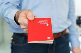 スイスのパスポートを持つ男性