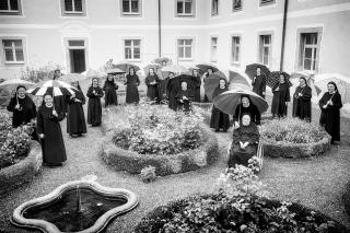 As monjas no jardim.