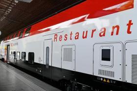 Exterior de vagón restaurant de ferrocarril suizo