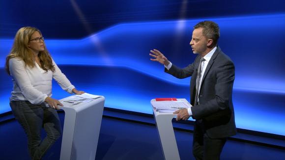 Eine Frau und ein Mann diskutieren