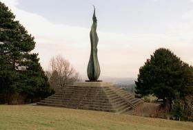 Monumento em forma de labareda