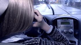 mujer al volante hablando por teléfono