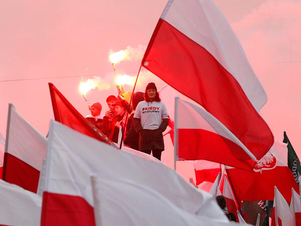Le drapeau polonais retiré d'un mémorial en pleines tensions  Moscou-Varsovie - L'Orient-Le Jour