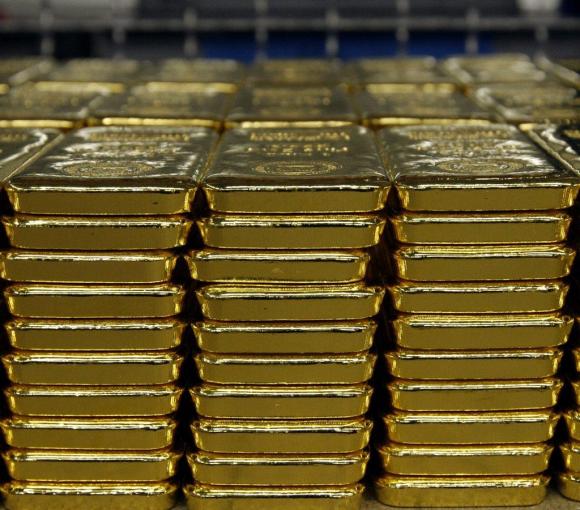 عشرات السبائك الذهبية المرصفة