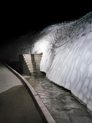 لقطة ليلية لجدار ثلجي، ودرج ورصيف