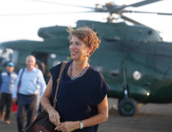 Christine Schraner Burgener chegando a Rakhine de helicóptero