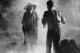 Escena de la película mexicana Macario. Dos hombres de pie, hablando.