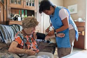 高齢者女性と訪問看護士