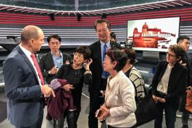 走進直接民主“心臟”：2018年9月23日，台灣代表團參觀瑞士電視台的公投直播間。