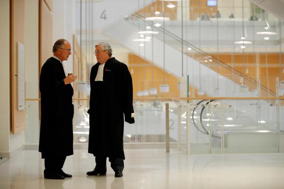 Deux avocats en train de parler