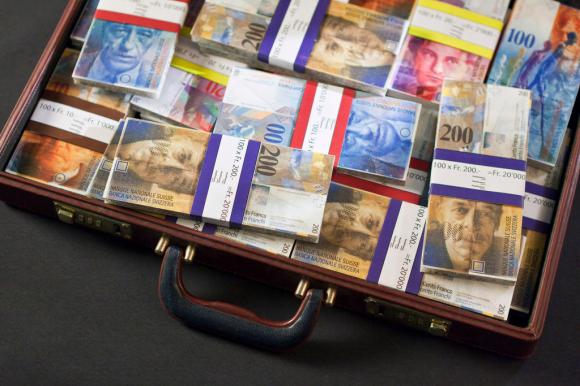 حقيبة مليئة بأوراق نقدية سويسرية
