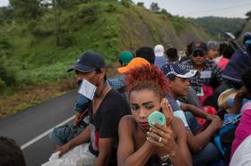 Grupo de emigrantes hondureñoa a bordo de un camión
