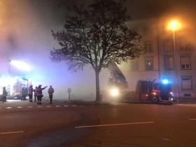 Escena de edificio en fuego y los bomberos en acción