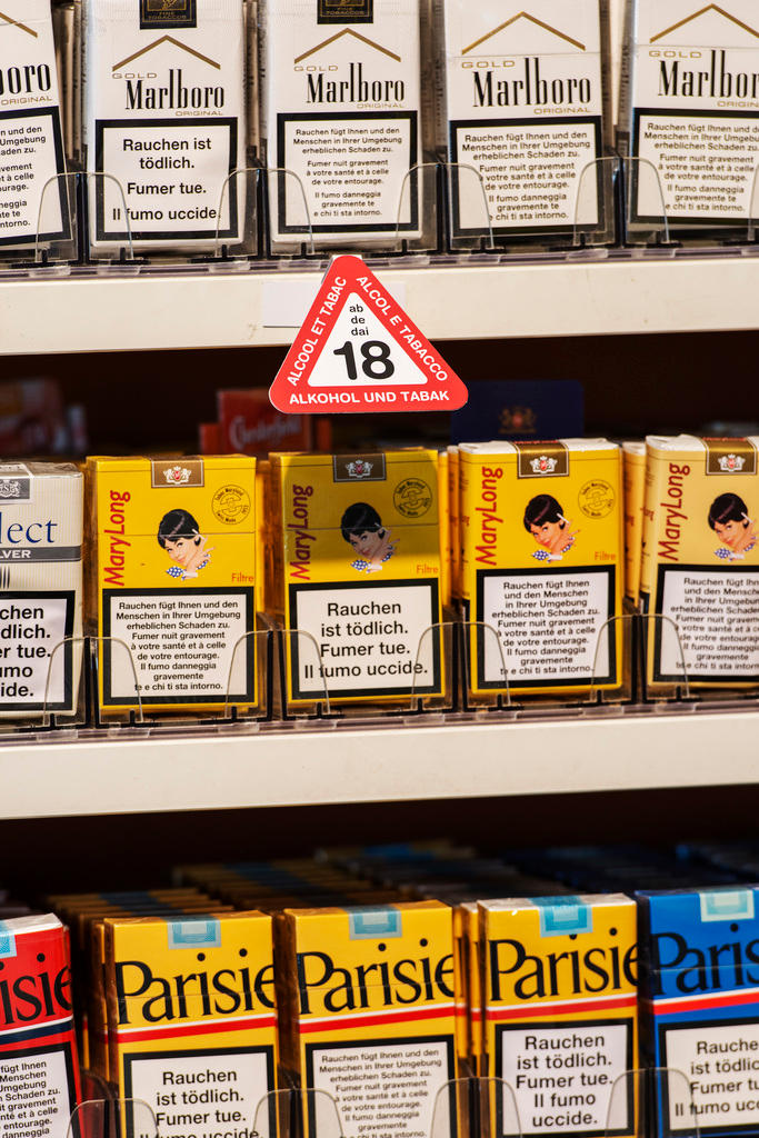 Tobacco law draft targets under 18s SWI swissinfo.ch